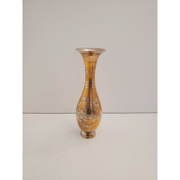 Vintage etched brass vase with flowers design - Picture 2 of 10